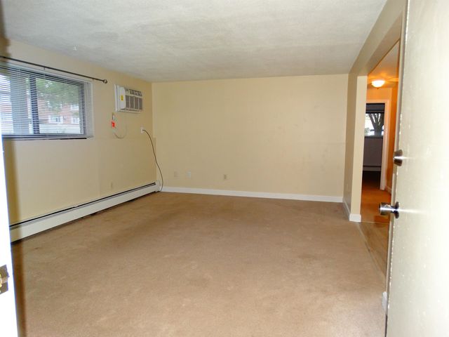 12 Tiffany Rd Apt 4, Salem, NH 03079