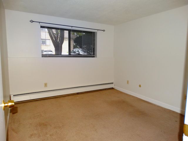 12 Tiffany Rd Apt 4, Salem, NH 03079