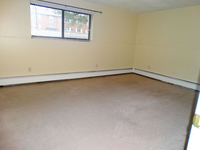 12 Tiffany Rd Apt 4, Salem, NH 03079