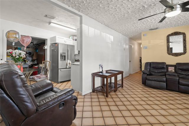 1271 NE 211th St, Miami, FL 33179
