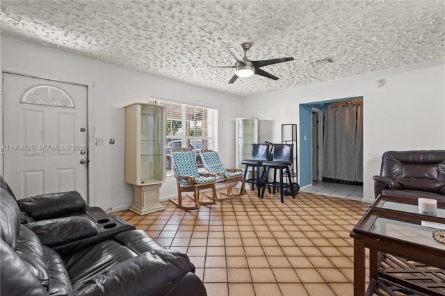1271 NE 211th St, Miami, FL 33179