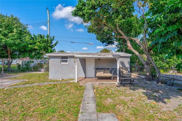1271 NE 211th St, Miami, FL 33179