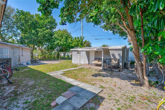 1271 NE 211th St, Miami, FL 33179