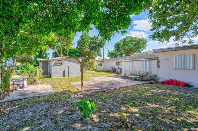 1271 NE 211th St, Miami, FL 33179