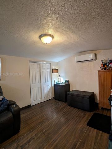 1271 NE 211th St, Miami, FL 33179