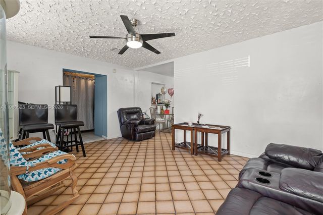 1271 NE 211th St, Miami, FL 33179