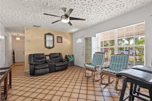 1271 NE 211th St, Miami, FL 33179