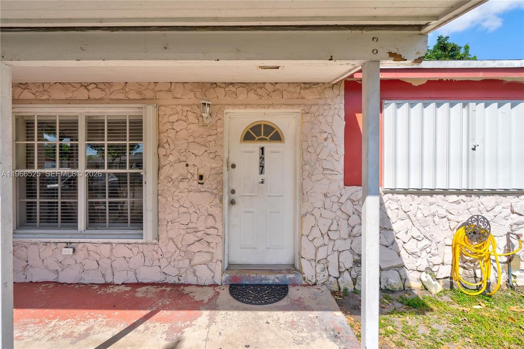 1271 NE 211th St, Miami, FL 33179