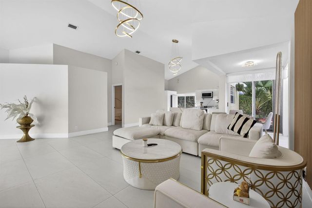 18 SELBY Lane, Palm Beach Gardens, FL 33418