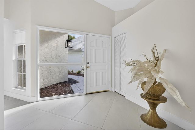 18 SELBY Lane, Palm Beach Gardens, FL 33418