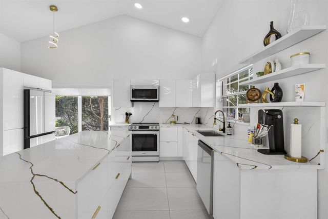18 SELBY Lane, Palm Beach Gardens, FL 33418