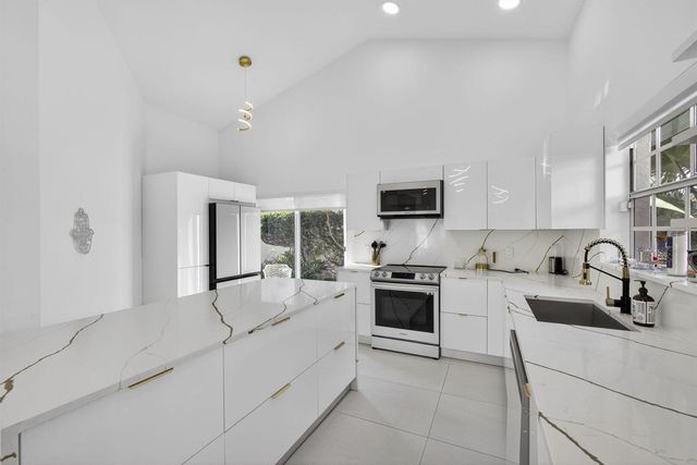 18 SELBY Lane, Palm Beach Gardens, FL 33418