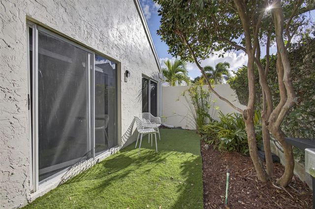 18 SELBY Lane, Palm Beach Gardens, FL 33418