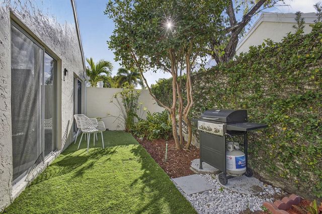 18 SELBY Lane, Palm Beach Gardens, FL 33418