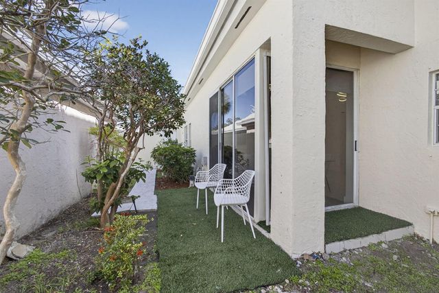 18 SELBY Lane, Palm Beach Gardens, FL 33418