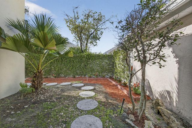 18 SELBY Lane, Palm Beach Gardens, FL 33418