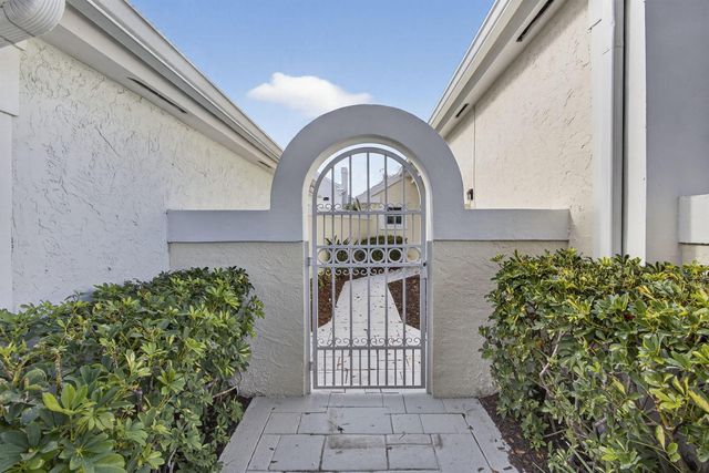18 SELBY Lane, Palm Beach Gardens, FL 33418