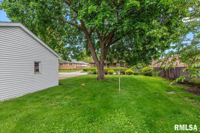 2301 ARROWHEAD Drive, Springfield, IL 62702