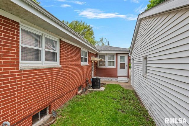 2301 ARROWHEAD Drive, Springfield, IL 62702