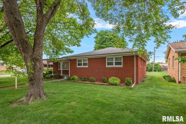 2301 ARROWHEAD Drive, Springfield, IL 62702