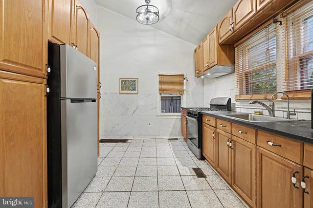 1 WOODS ALY, Mount Holly, NJ 08060
