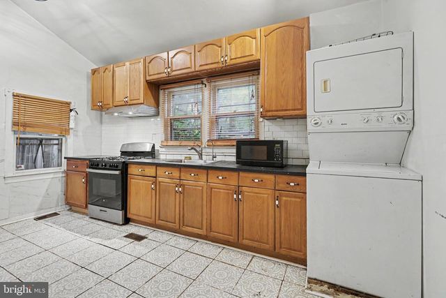 1 WOODS ALY, Mount Holly, NJ 08060