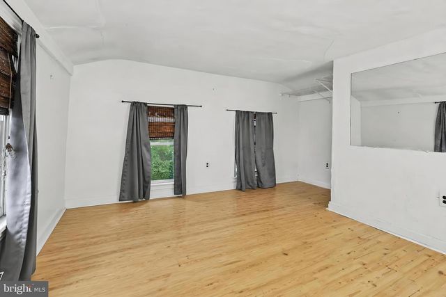 1 WOODS ALY, Mount Holly, NJ 08060