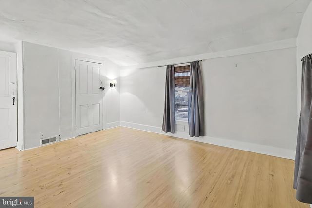 1 WOODS ALY, Mount Holly, NJ 08060