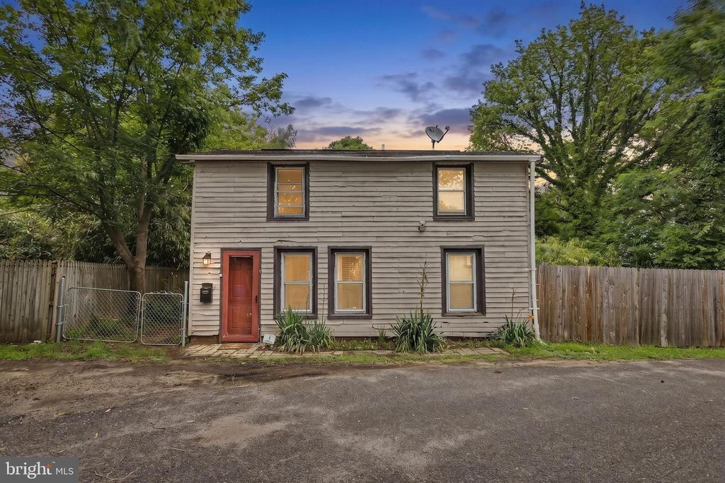 1 WOODS ALY, Mount Holly, NJ 08060