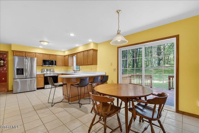 7 Brookview Court, Halfmoon, NY 12065