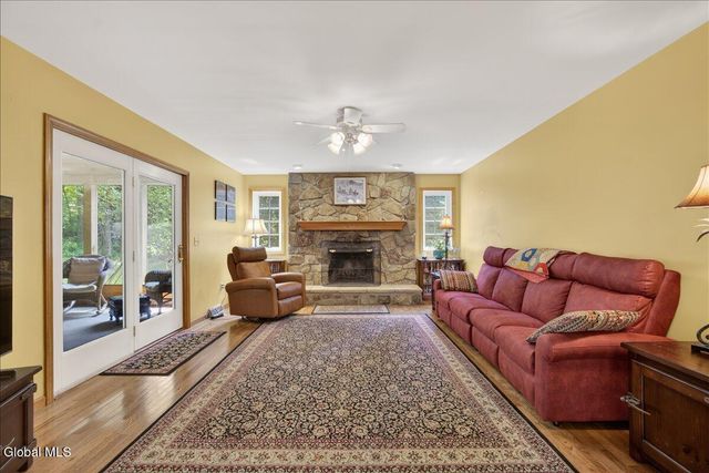 7 Brookview Court, Halfmoon, NY 12065