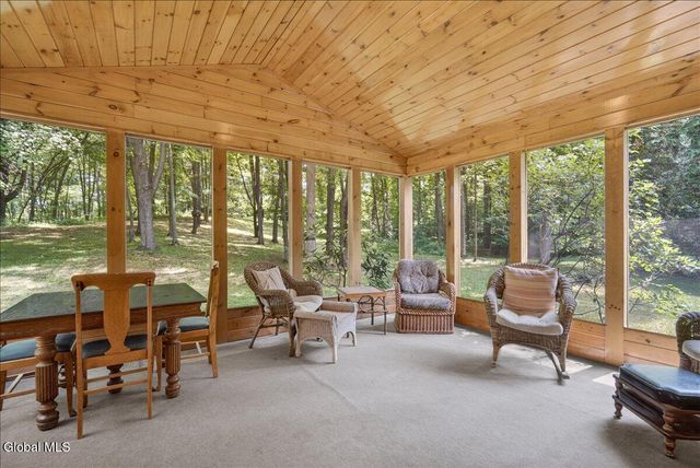 7 Brookview Court, Halfmoon, NY 12065