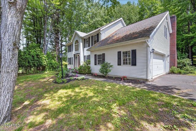 7 Brookview Court, Halfmoon, NY 12065