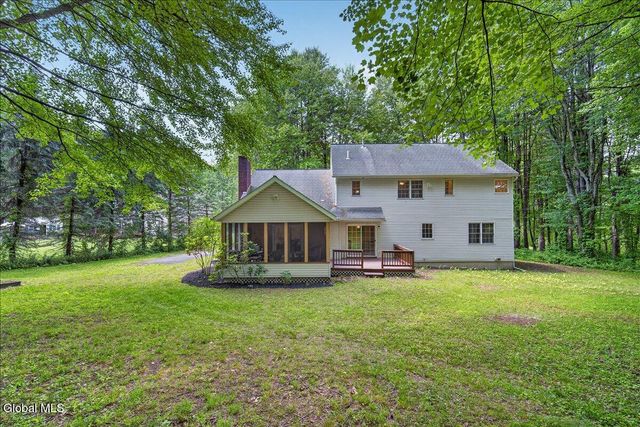 7 Brookview Court, Halfmoon, NY 12065