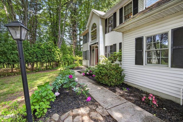 7 Brookview Court, Halfmoon, NY 12065