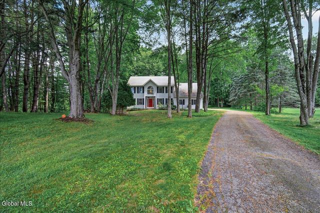7 Brookview Court, Halfmoon, NY 12065