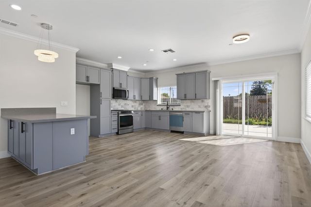 5955 Cortes Ct, Sacramento, CA 95824