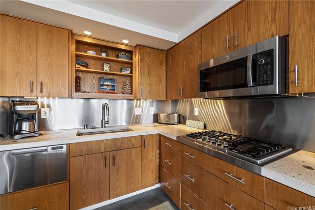 2895 Kalakaua Avenue 206, Honolulu, HI 96815
