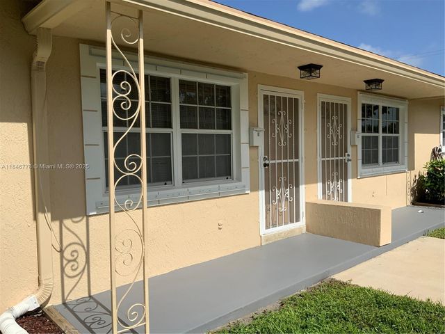 512 SW 10th St, Hallandale Beach, FL 33009