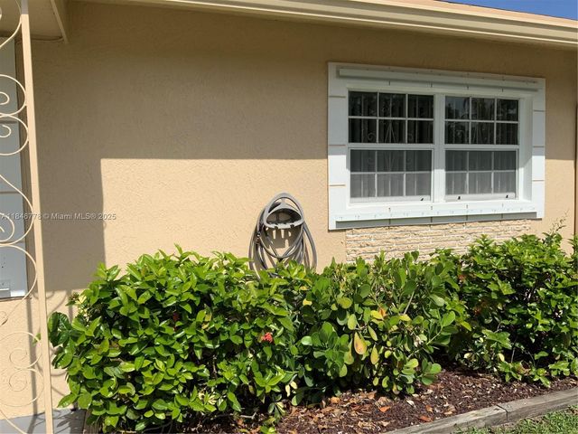 512 SW 10th St, Hallandale Beach, FL 33009