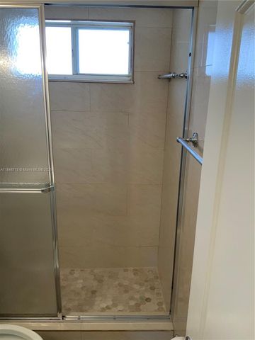512 SW 10th St, Hallandale Beach, FL 33009