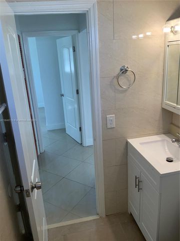 512 SW 10th St, Hallandale Beach, FL 33009