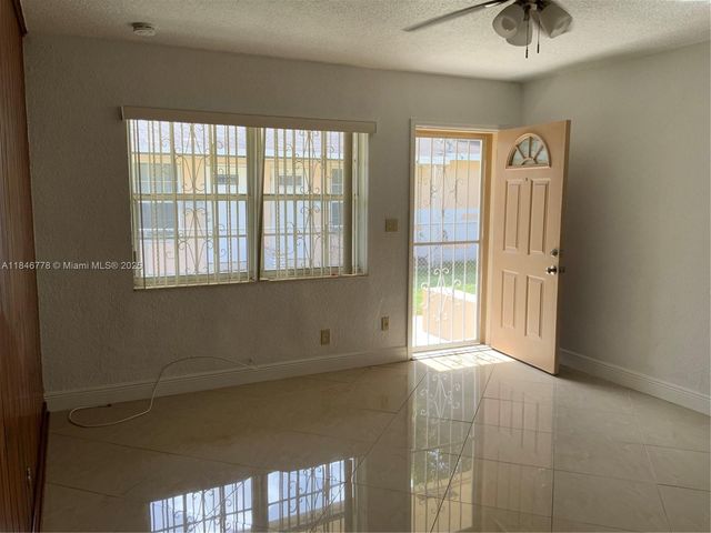 512 SW 10th St, Hallandale Beach, FL 33009