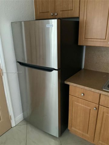 512 SW 10th St, Hallandale Beach, FL 33009