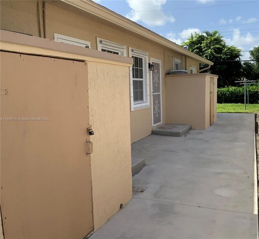 512 SW 10th St, Hallandale Beach, FL 33009