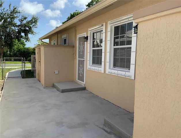 512 SW 10th St, Hallandale Beach, FL 33009