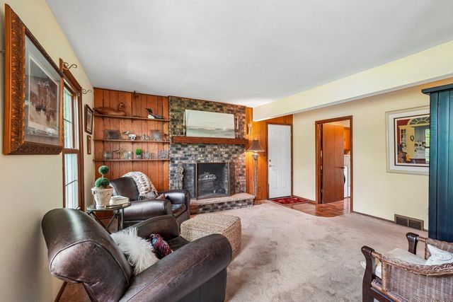 W326S7751 Squire LANE, Mukwonago, WI 53149