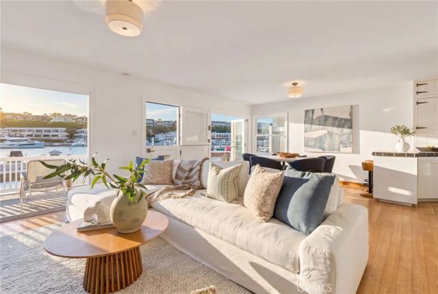 1403 N Bayfront, Newport Beach, CA 92662