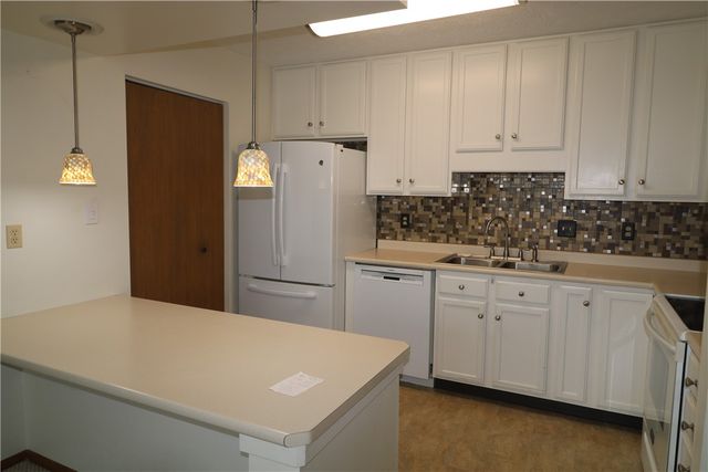 211 Clubhouse Dr 211, South Strabane, PA 15301