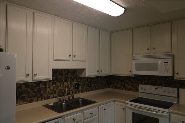 211 Clubhouse Dr 211, South Strabane, PA 15301